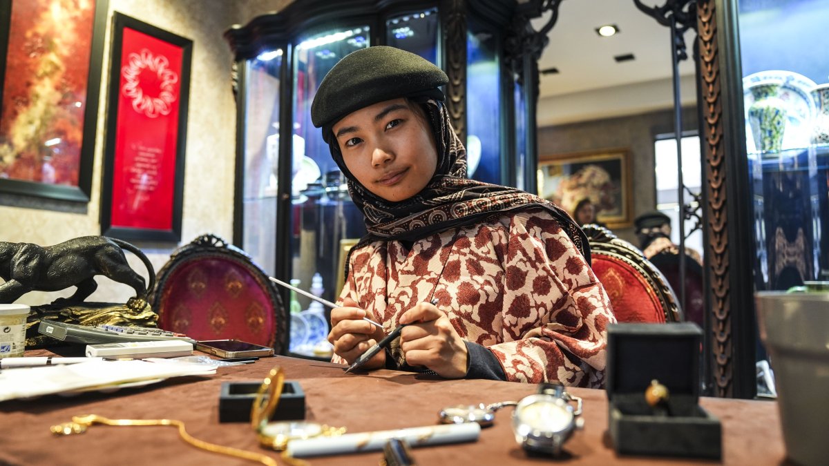 After converting to Islam, Japanese artist creates Seljuk art