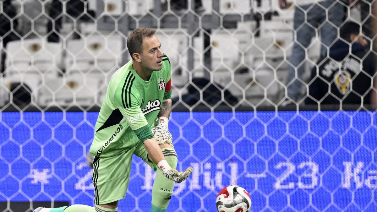 Beşiktaş's Mert Günok during the Turkish Süper lig match against Kocaelispor at the Tüpraş Stadium, Istanbul, Türkiye, Sept. 29, 2025. (Getty Images Photo)