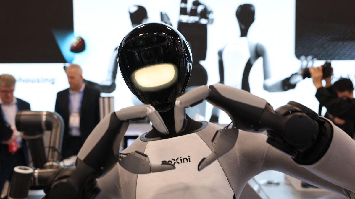 The PaXini TORA DOUBLE ONE humanoid robot makes a hand heart gesture as it is demonstrated during the annual Consumer Electronics Show (CES) in Las Vegas, Nevada, U.S., Jan. 6, 2026. (AFP Photo)