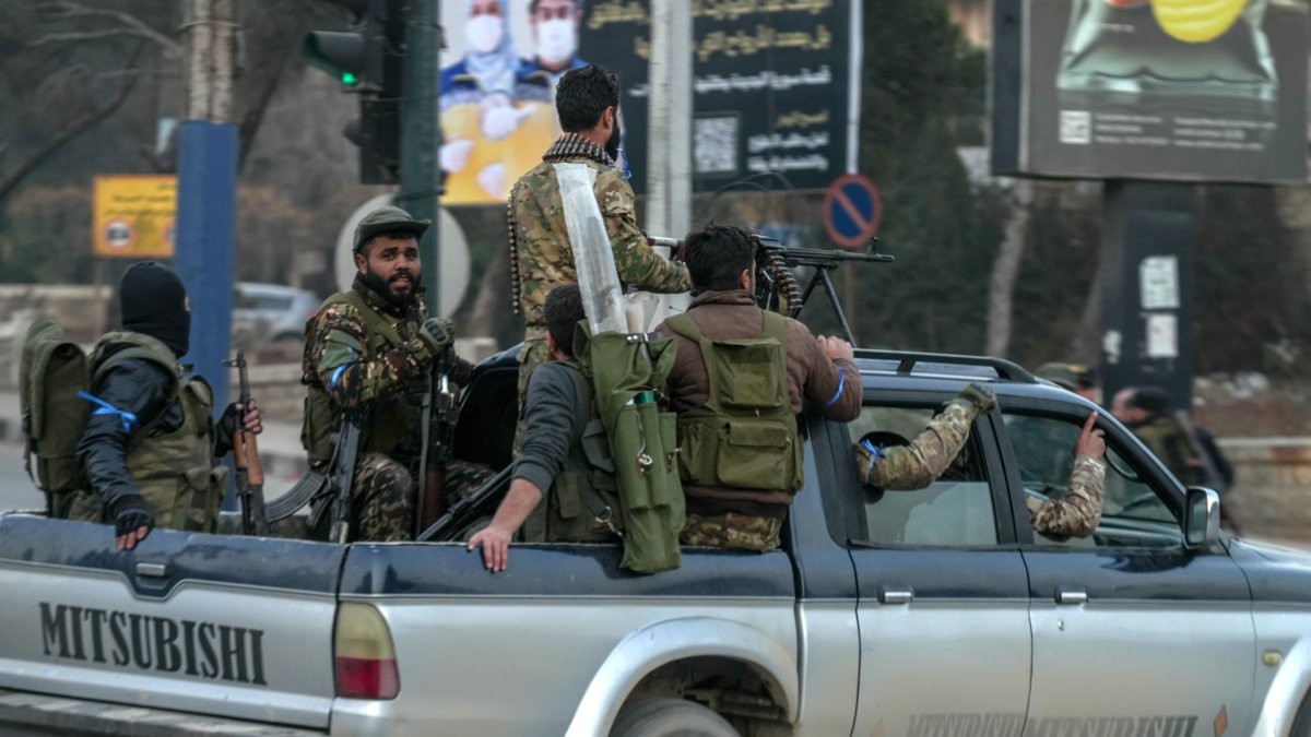 Security forces deploy across the streets of Aleppo, northern Syria, Jan. 7, 2026. (EPA Photo)