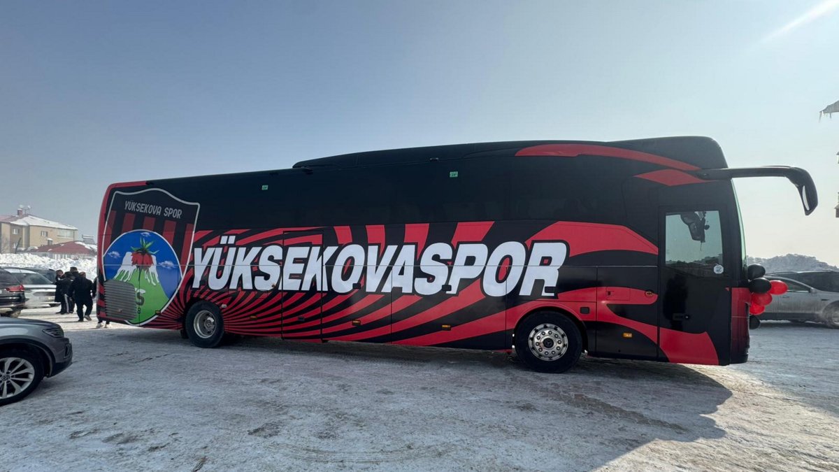 President Erdoğan gifts bus to Yüksekovaspor women’s football team