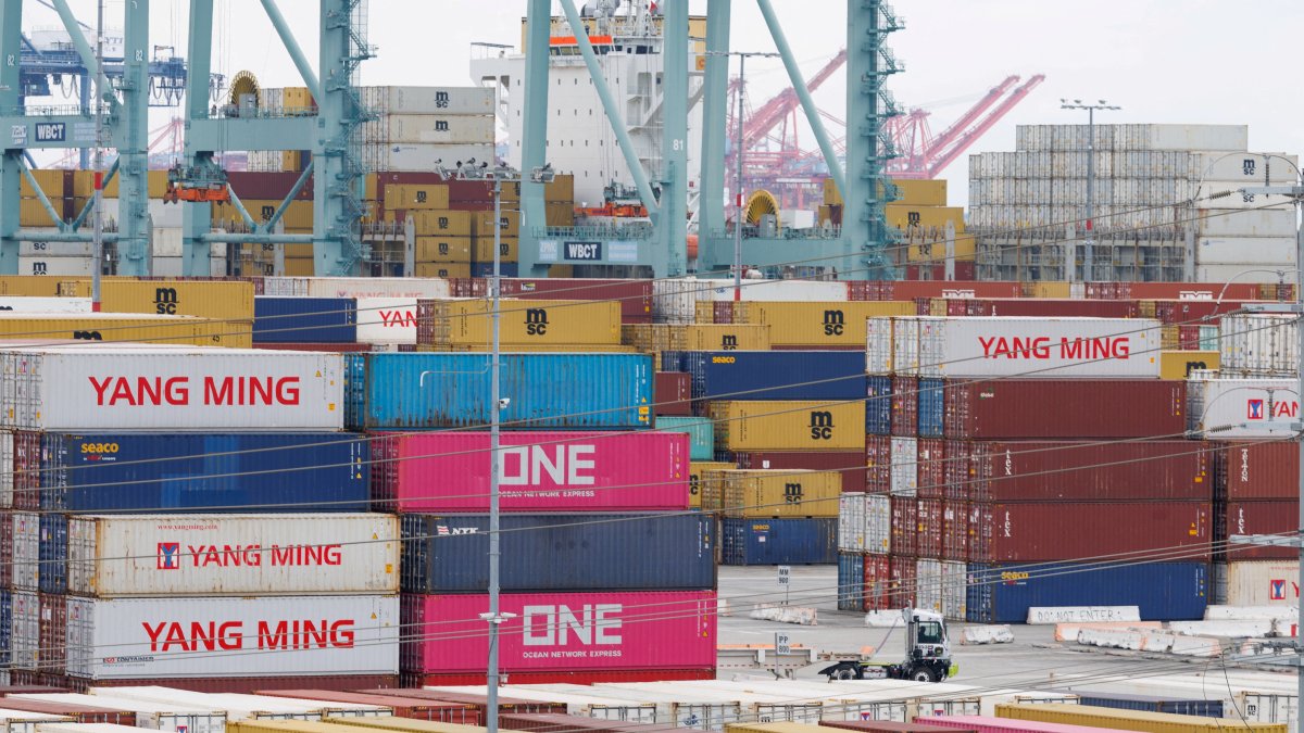 Shipping containers from China sit at the Port of Los Angeles in San Pedro, California, U.S., Nov. 5, 2025. (Reuters Photo)