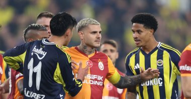 Galatasaray's Mauro Icardi (C) confronts Fenerbahçe's Jayden Oosterwolde (R) during the Süper Lig match at Chobani Stadium, Istanbul, Türkiye, Dec. 1, 2025. (Getty Images Photo)