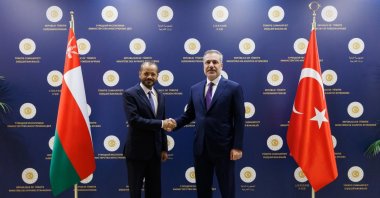 Foreign Minister Hakan Fidan (L) shakes hands with the visiting foreign minister of Oman, Sayyid Badr bin Hamad bin Hamood Albusaidi, Ankara, Türkiye, Jan. 8, 2026. (DHA Photo)