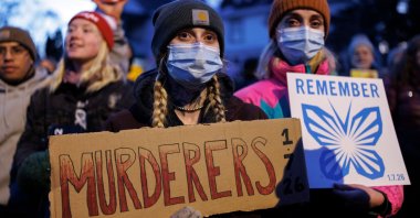 People attend a vigil at the site where a woman was shot and killed by an immigration officer earlier in the day in Minneapolis, Minnesota, Jan. 7, 2026. (AFP Photo)
