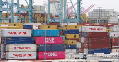 Shipping containers from China sit at the Port of Los Angeles in San Pedro, California, U.S., Nov. 5, 2025. (Reuters Photo)