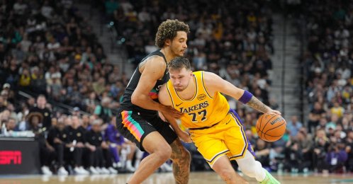 Los Angeles Lakers' Luka Doncic (R) dribbles past San Antonio Spurs forward Jeremy Sochan in the second half at Frost Bank Center, San Antonio, U.S., Jan. 7, 2026. (Reuters Photo)
