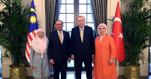 President Recep Tayyip Erdoğan and first lady Emine Erdoğan receive Malaysian Prime Minister Anwar Ibrahim and first lady Wan Azizah Ismail at the Presidential Complex, Ankara, Türkiye, Jan. 8, 2026. (DHA Photo)