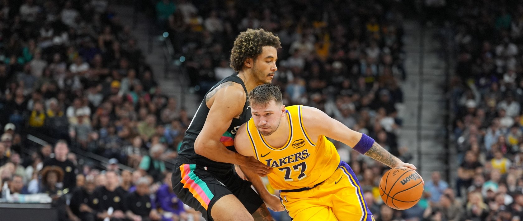 Los Angeles Lakers' Luka Doncic (R) dribbles past San Antonio Spurs forward Jeremy Sochan in the second half at Frost Bank Center, San Antonio, U.S., Jan. 7, 2026. (Reuters Photo)