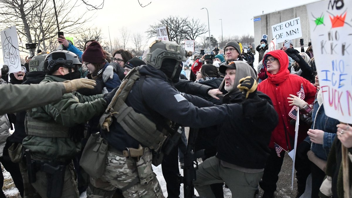 Protestors clash with federal agents outside the Bishop Henry Whipple Federal Building, Saint Paul, U.S., Jan. 8, 2026. (AFP Photo)