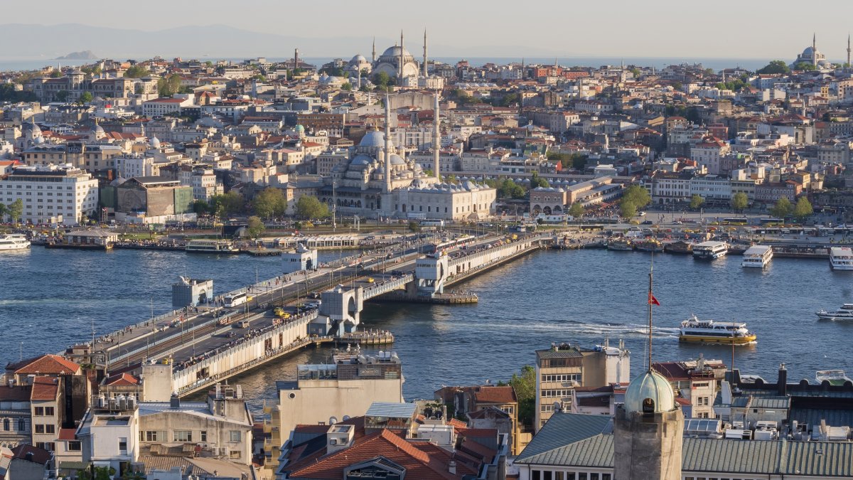 A panoramic view shows the Galata Bridge and Istanbul’s historic districts, Türkiye, May 20, 2025. (Shutterstock Photo)