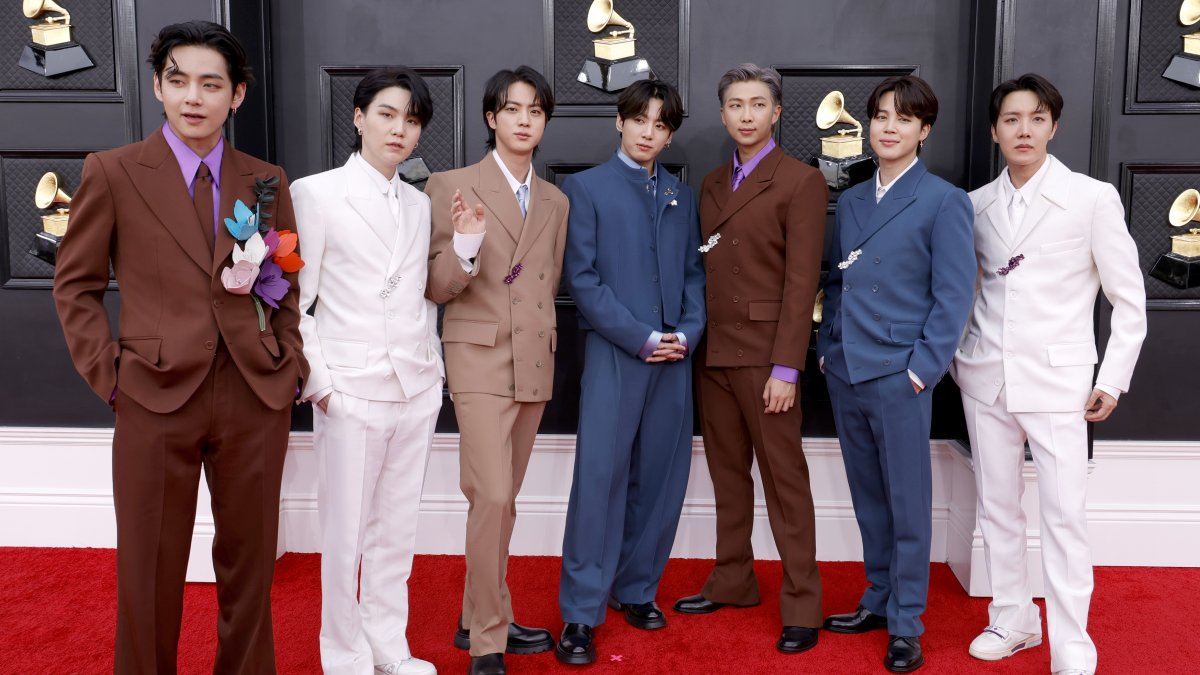 (L-R) V, Suga, Jin, Jungkook, RM, Jimin and J-Hope of BTS attend the 64th Annual Grammy Awards at MGM Grand Garden Arena, Las Vegas, Nevada, U.S., April 3, 2022. (Getty Images Photo)