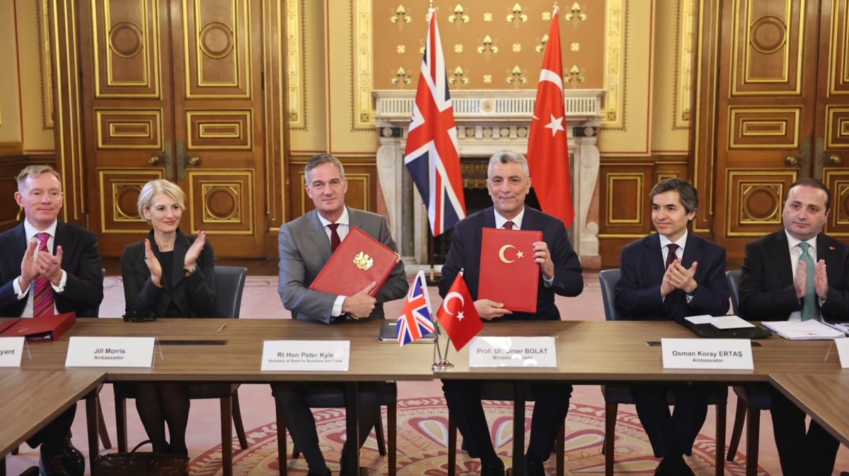 Trade Minister Ömer Bolat (C-R) and Peter Kyle (C-L), the U.K. secretary of state for business and trade, pose during a signing ceremony, London, U.K., Jan. 8, 2026. (DHA Photo)
