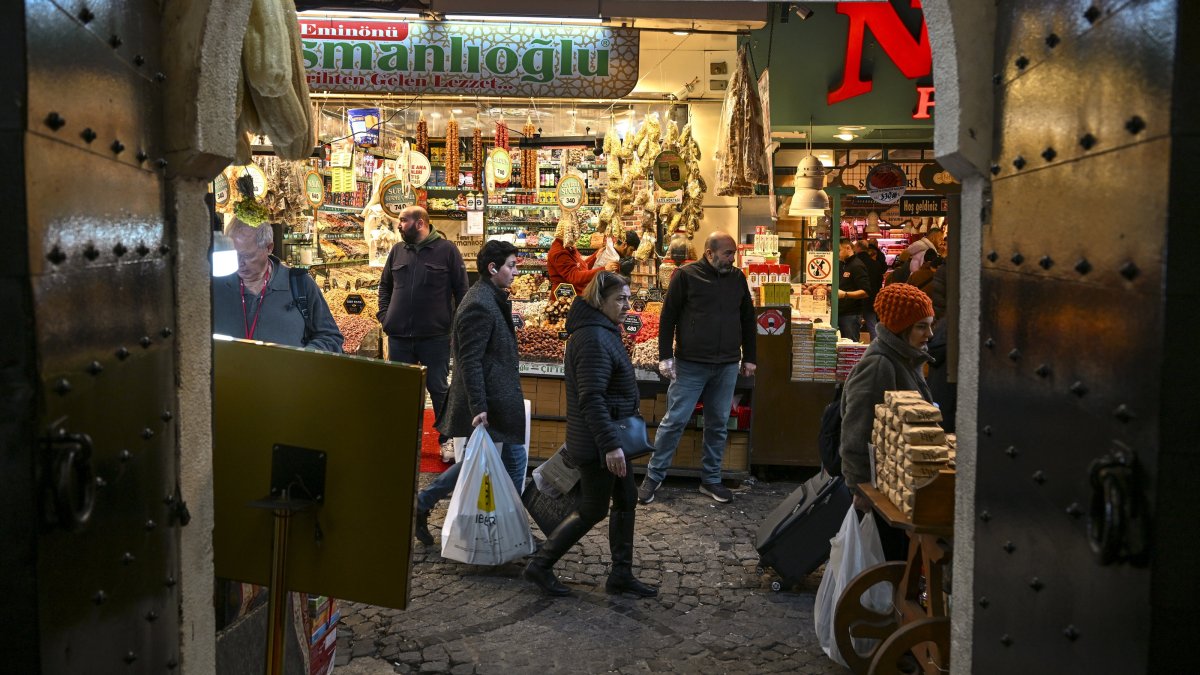 People are seen in the famous Eminönü neighborhood, Istanbul, Türkiye, Dec. 30, 2025. (AA Photo)