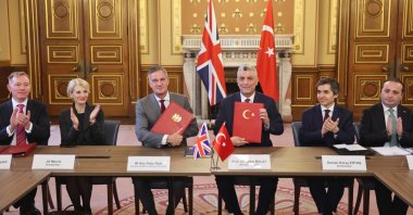Trade Minister Ömer Bolat (C-R) and Peter Kyle (C-L), the U.K. secretary of state for business and trade, pose during a signing ceremony, London, U.K., Jan. 8, 2026. (DHA Photo)