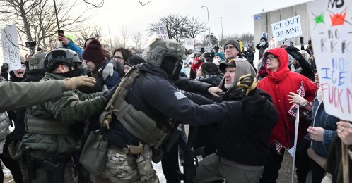 Protestors clash with federal agents outside the Bishop Henry Whipple Federal Building, Saint Paul, U.S., Jan. 8, 2026. (AFP Photo)