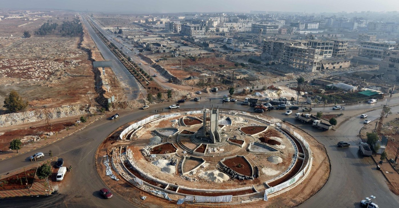An aerial photograph shows buses as they enter from the Lairamoun roundabout, moving toward the Sheikh Maqsud neighborhood, to evacuate U.S.-backed PKK/YPG terrorists from two districts of the city of Aleppo, northern Syria, Jan. 9, 2026. (AFP Photo)