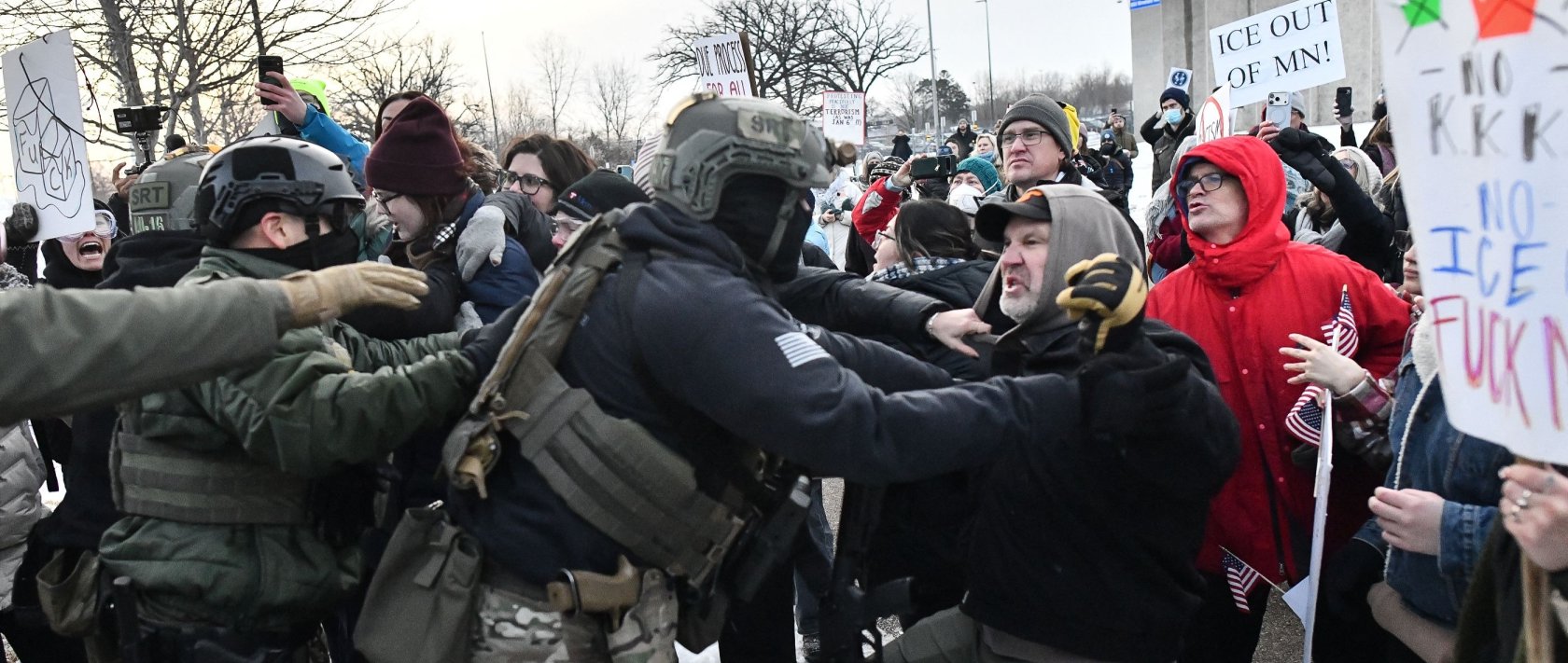 Protestors clash with federal agents outside the Bishop Henry Whipple Federal Building, Saint Paul, U.S., Jan. 8, 2026. (AFP Photo)