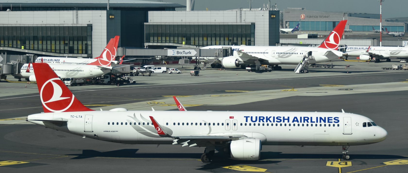 Turkish Airlines aircraft are seen at Istanbul Airport, Oct. 30, 2025. (Shutterstock Photo)