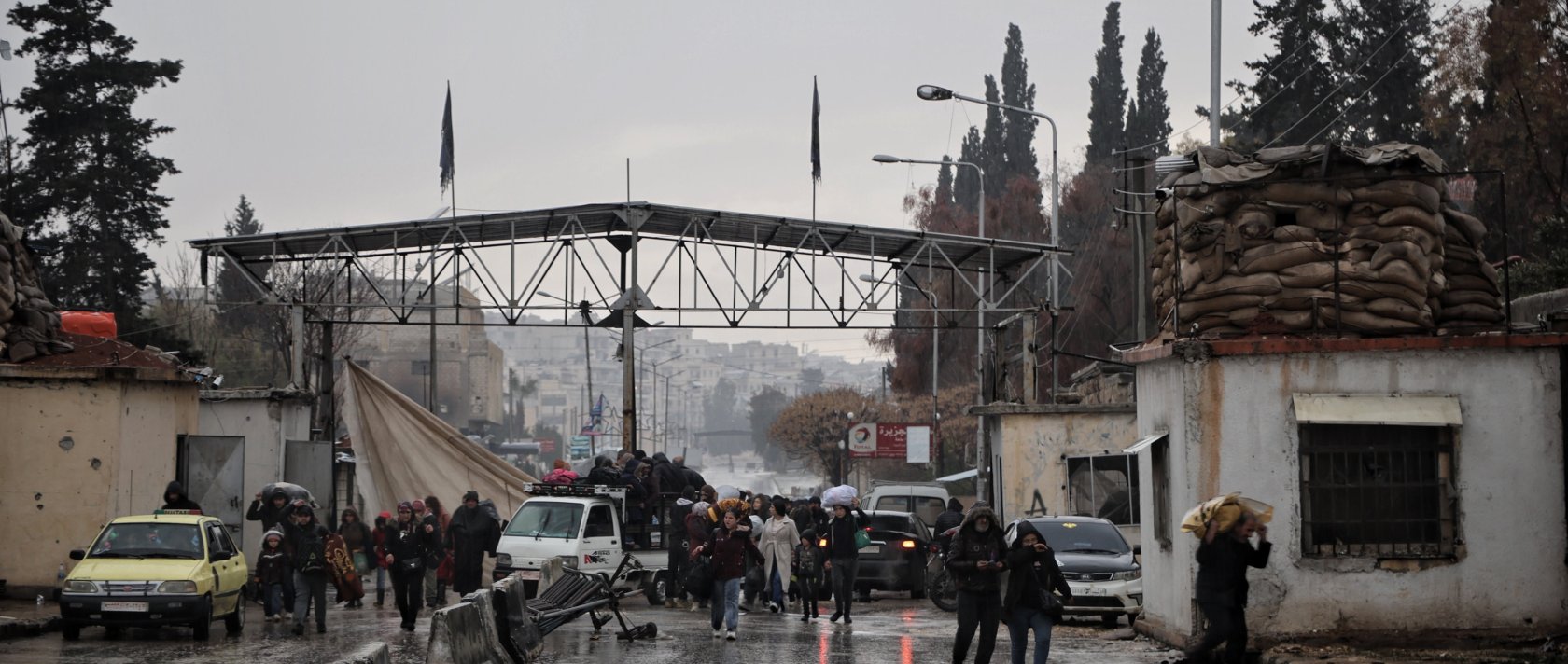 Residents of the Sheikh Maqsoud neighborhood in Aleppo leave the area through a humanitarian corridor opened by the Syrian government, northern Syria, Jan. 9, 2026. (EPA Photo)