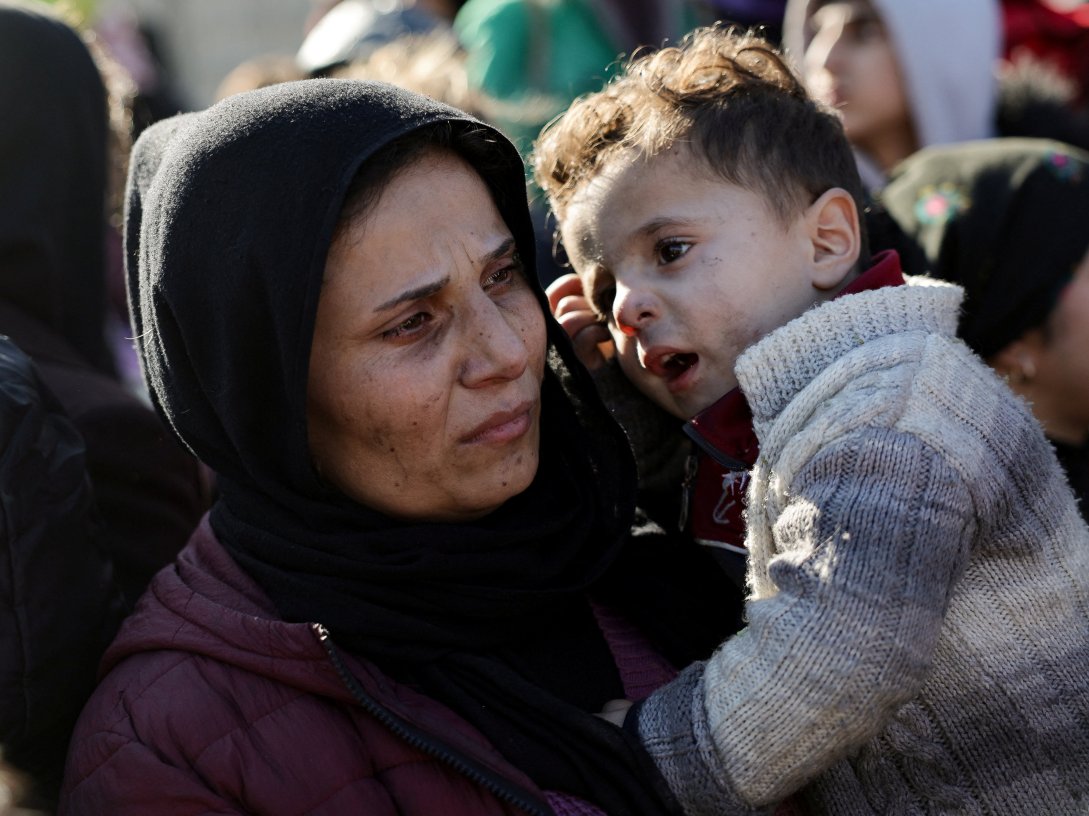 People evacuate from Sheikh Maksoud neighborhood following clashes between the Syrian government and the PKK/YPG, in Aleppo, Syria, Jan. 10, 2026. (Reuters Photo)