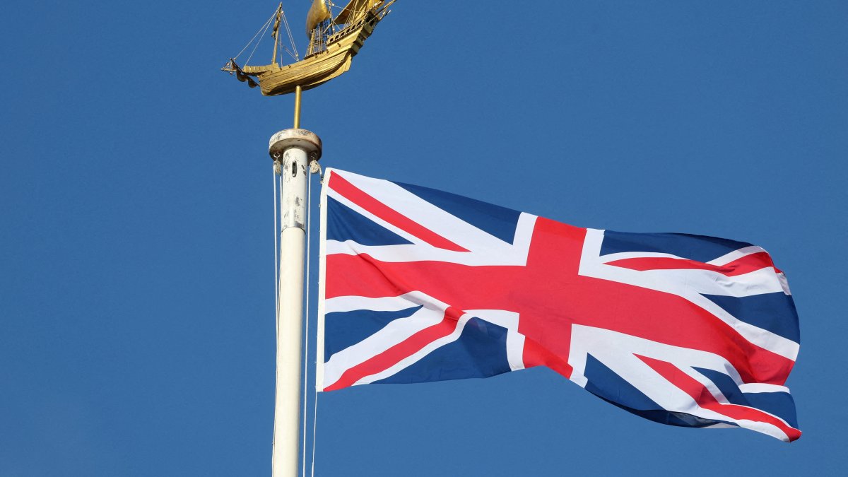 The flag of Britain flutters at the parade, Dartmouth, U.K., Dec. 19, 2025. (Reuters Photo)