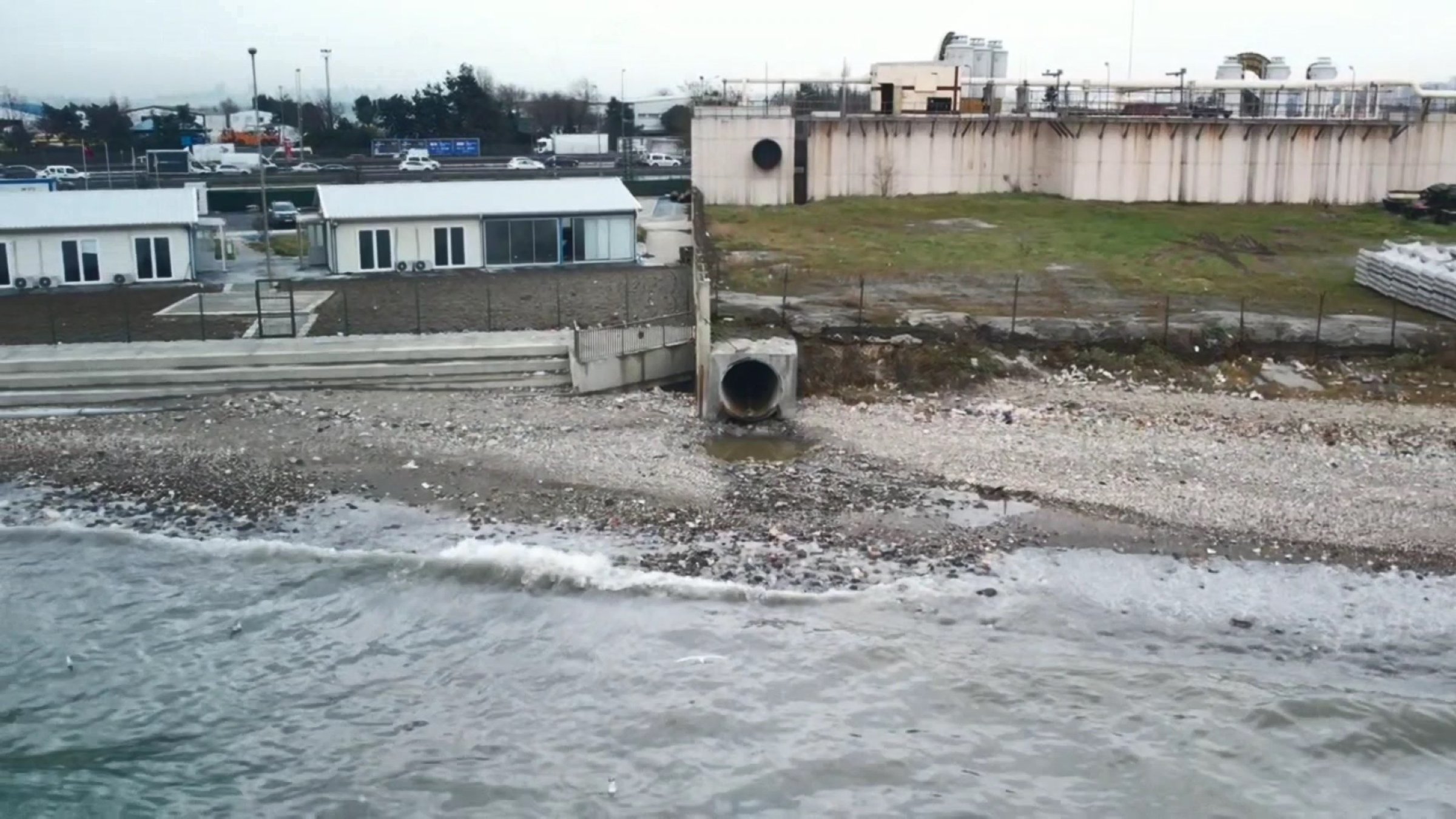 Brown-colored seawater spreads along the Avcılar shoreline after wastewater is released from a preliminary treatment facility, Istanbul, Türkiye, Jan. 11, 2025. (DHA. Photo)