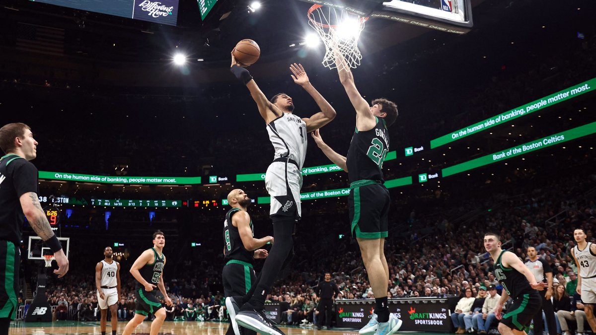 Spurs' Victor Wembanyama (L) goes in to dunk over Celtics' Hugo Gonzalez during an NBA game, in Boston, Massachusetts, U.S., Jan. 10, 2026. (AFP Photo)