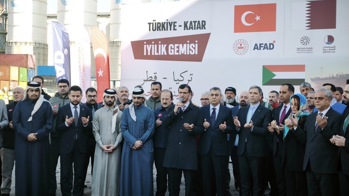 Turkish and Qatari officials attend a ceremony to send off a humanitarian aid ship to Sudan at the Port of Mersin, Mersin, Türkiye, Jan. 10, 2026. (DHA Photo)