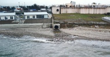 Brown-colored seawater spreads along the Avcılar shoreline after wastewater is released from a preliminary treatment facility, Istanbul, Türkiye, Jan. 11, 2025. (DHA. Photo)