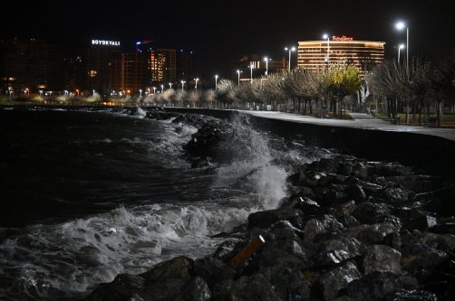 Strong lodos winds and a storm that begins during the nighttime hours intensify along coastal areas, Istanbul, Türkiye, Jan. 10, 2026. (AA Photo)