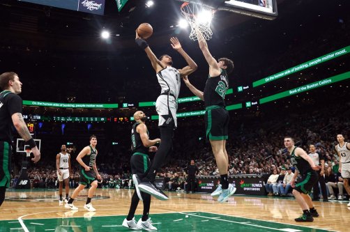 Spurs' Victor Wembanyama (L) goes in to dunk over Celtics' Hugo Gonzalez during an NBA game, in Boston, Massachusetts, U.S., Jan. 10, 2026. (AFP Photo)