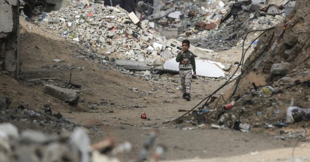 A child makes his way through the rubble of destroyed buildings in Jabalia, in the northern Gaza Strip, Palestine, Jan. 10, 2026. (AFP Photo)