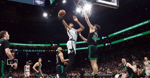 Spurs' Victor Wembanyama (L) goes in to dunk over Celtics' Hugo Gonzalez during an NBA game, in Boston, Massachusetts, U.S., Jan. 10, 2026. (AFP Photo)