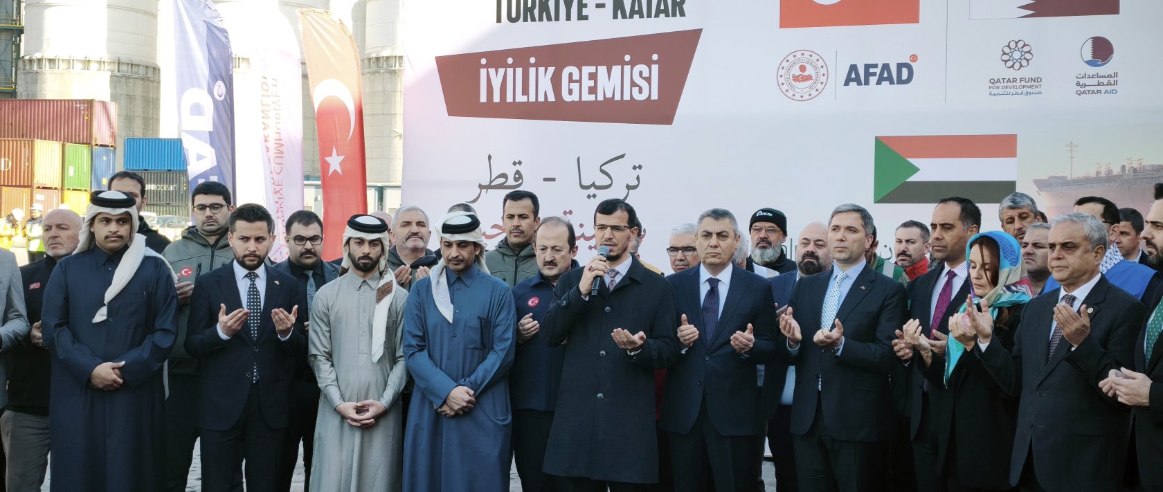 Turkish and Qatari officials attend a ceremony to send off a humanitarian aid ship to Sudan at the Port of Mersin, Mersin, Türkiye, Jan. 10, 2026. (DHA Photo)