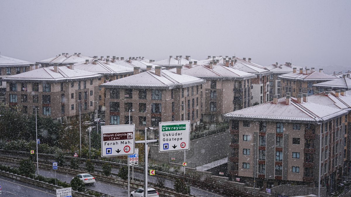 Istanbul experiences intermittent snowfall across districts