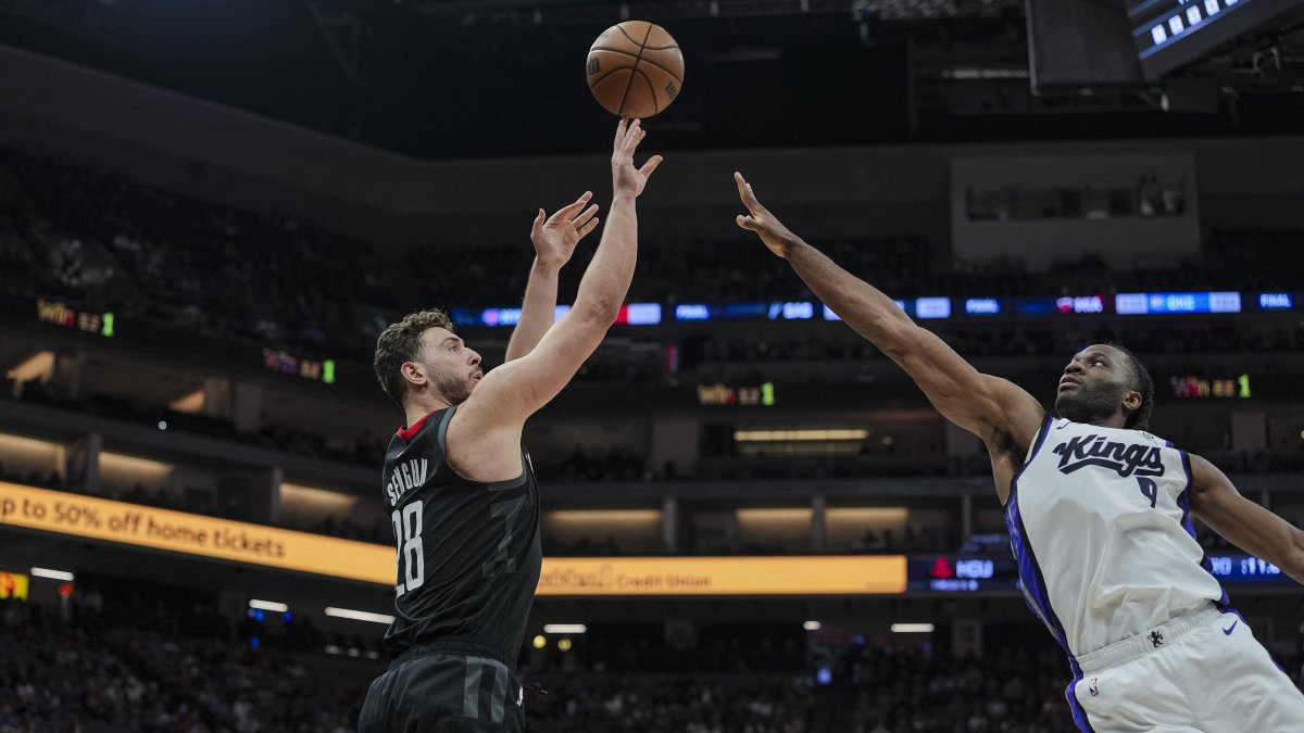 Şengün solid in return, but Kings pull late to beat Rockets 111-98