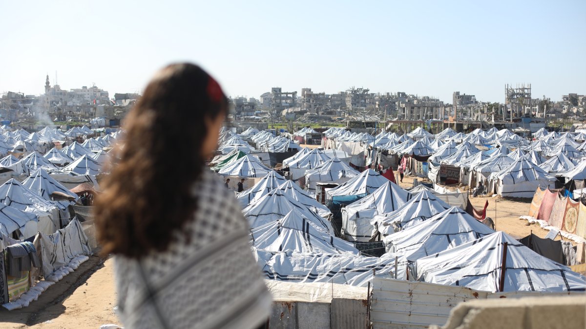 Displaced Palestinians in central Gaza struggle amid freezing winter storm