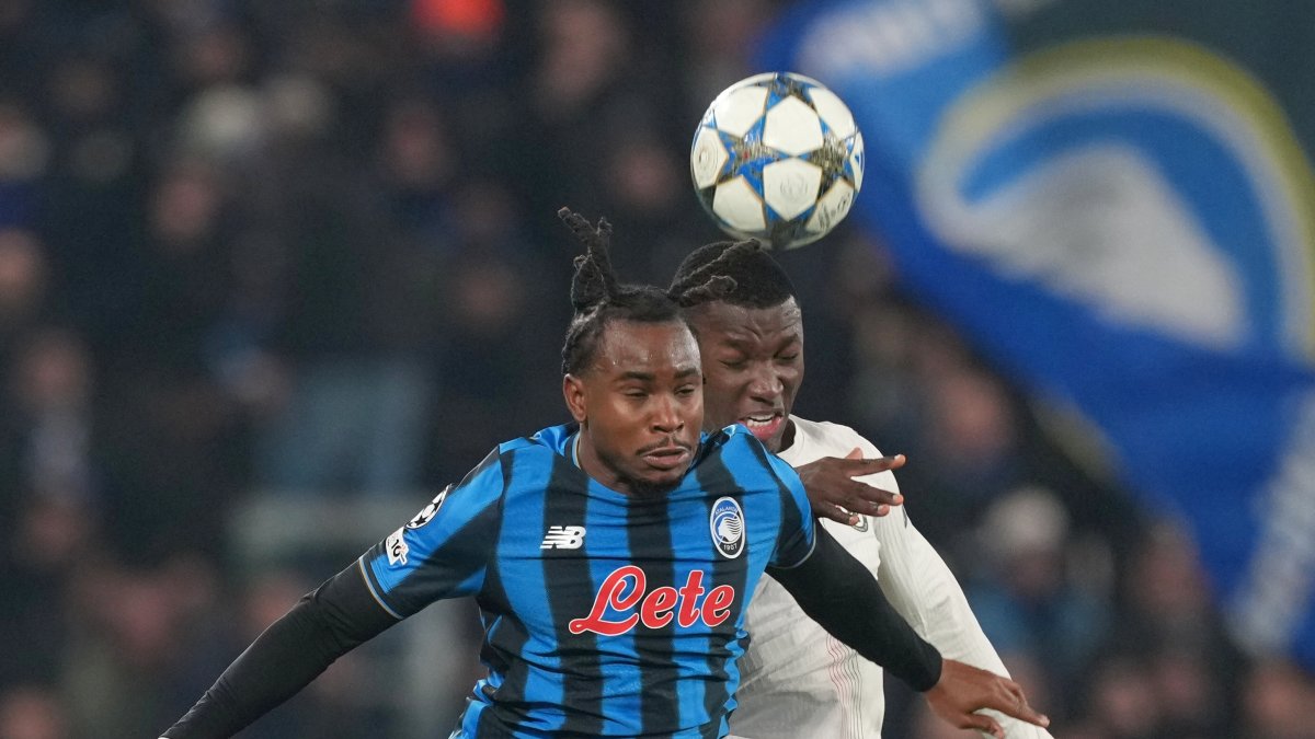 Atalanta's Ademola Lookman (L) jumps for the ball with Chelsea's Josh Acheampong during the Champions League opening phase soccer match between Atalanta and Chelsea, Bergamo, Italy, Dec. 9, 2025. (AP Photo)