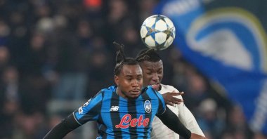 Atalanta's Ademola Lookman (L) jumps for the ball with Chelsea's Josh Acheampong during the Champions League opening phase soccer match between Atalanta and Chelsea, Bergamo, Italy, Dec. 9, 2025. (AP Photo)
