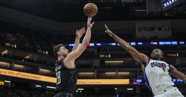 Houston Rockets' Alperen Şengün (L) shoots over Sacramento Kings' Precious Achiuwa during the third quarter at Golden 1 Center, Sacramento, U.S., Jan. 11, 2026. (Reuters Photo)