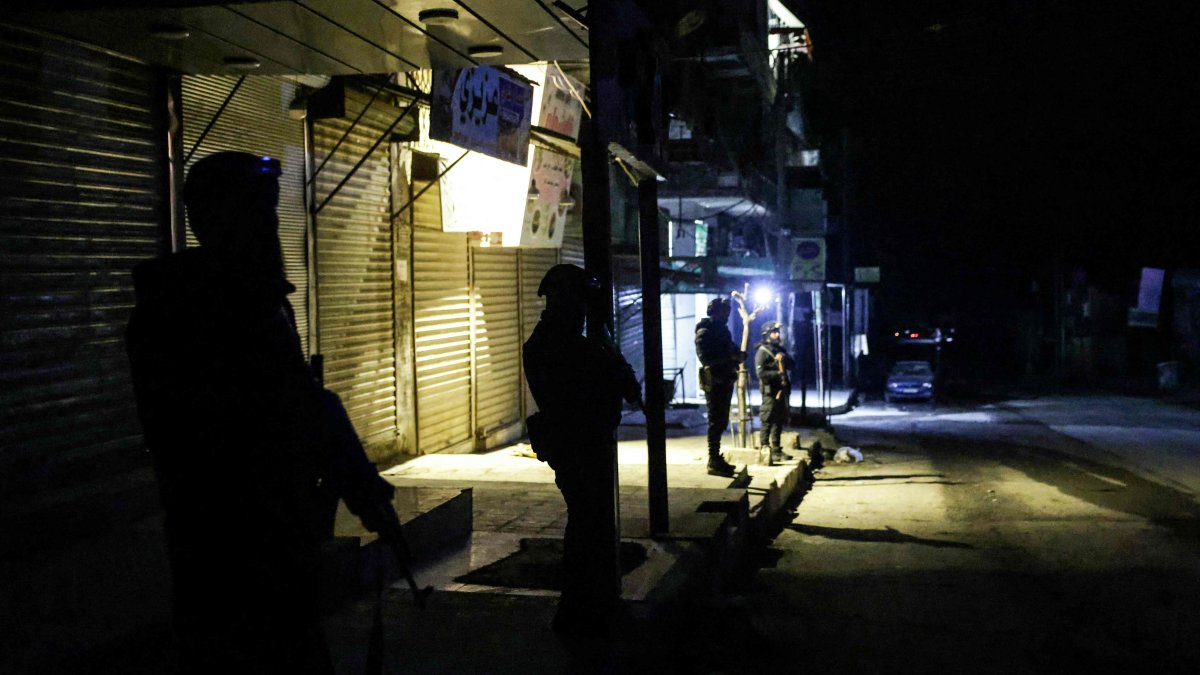 Syrian Internal Security Forces secure the streets as they enter the Ashrafiyeh neighborhood after clashes with the PKK/YPG terrorist group, Aleppo, northern Syria, Jan. 8, 2026. (AFP Photo)