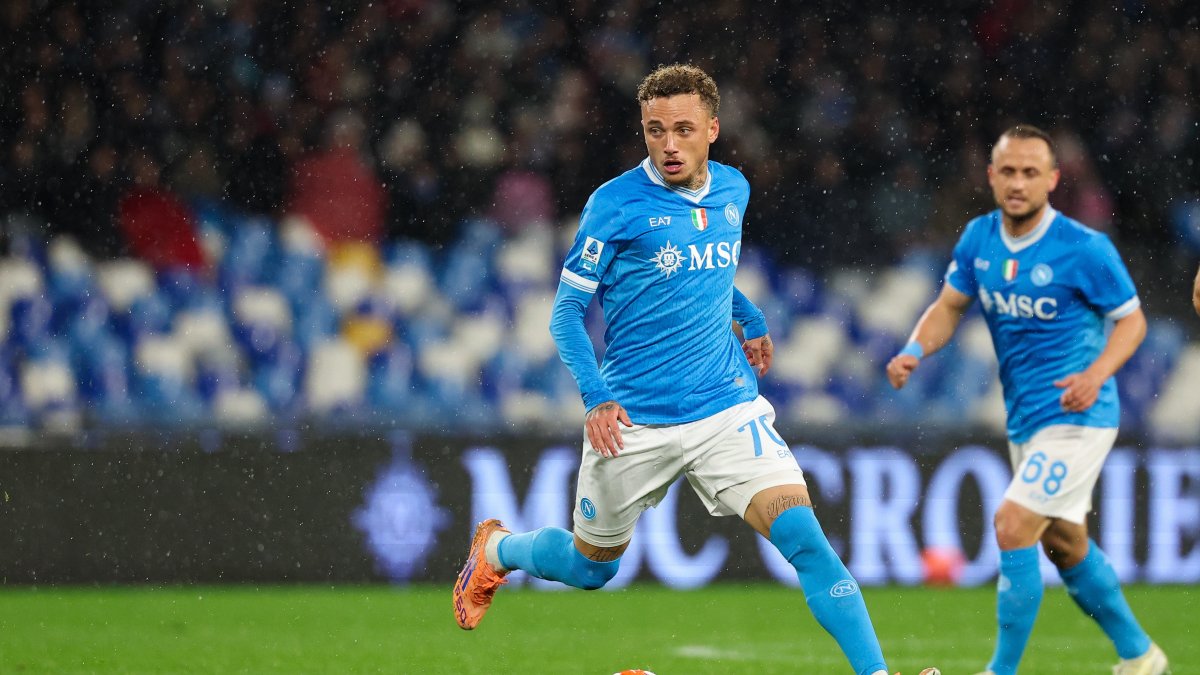 Napoli's Noa Lang drives the ball during the Serie A match between Napoli and Verona, Naples, Italy, Jan. 7, 2026. (AP Photo)