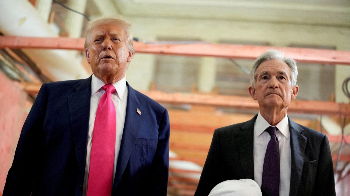 U.S. President Donald Trump and Federal Reserve Chair Jerome Powell speak during a tour of the Federal Reserve Board building, Washington, D.C., U.S., July 24, 2025. (Reuters Photo)