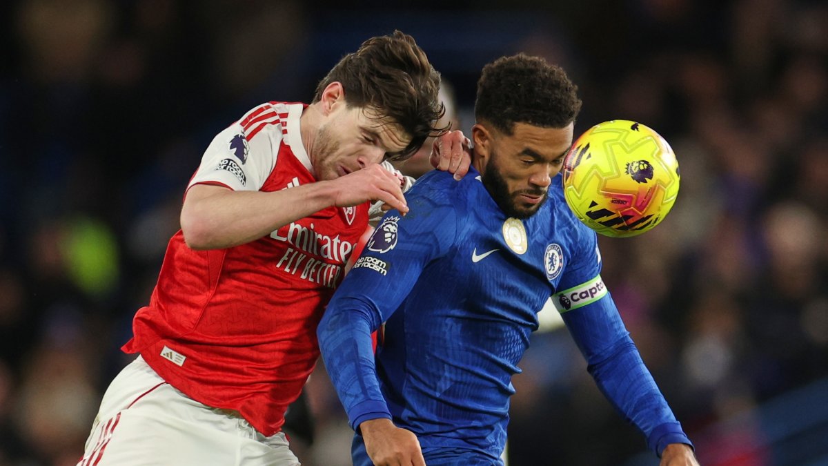 Arsenal's Declan Rice (L) challenges for the ball with Chelsea's Reece James during the English Premier League match, London, U.K., Nov. 30, 2025. (AP Photo)