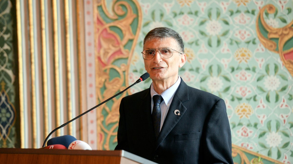 Nobel Laureate Aziz Sancar delivers a speech, Istanbul, Türkiye, May 29, 2016. (Shutterstock Photo)
