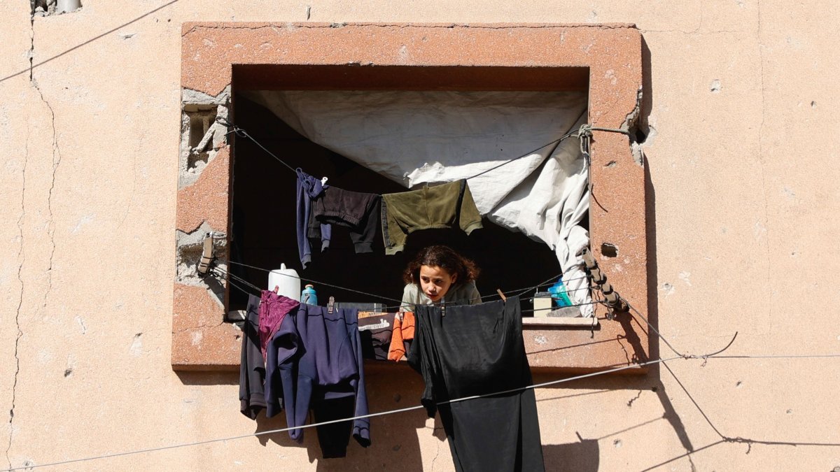 Israeli strike kills 3 as Hamas prepares to hand over Gaza reins