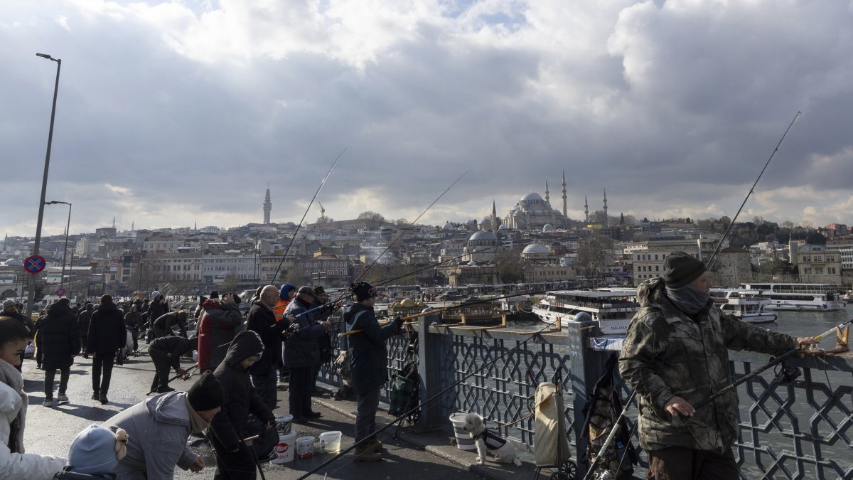 People use fishing rods on the Galata Bridge over the Golden Horn, Istanbul, Türkiye, Jan. 13, 2026. (EPA Photo)