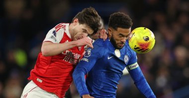 Arsenal's Declan Rice (L) challenges for the ball with Chelsea's Reece James during the English Premier League match, London, U.K., Nov. 30, 2025. (AP Photo)
