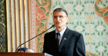 Nobel Laureate Aziz Sancar delivers a speech, Istanbul, Türkiye, May 29, 2016. (Shutterstock Photo)